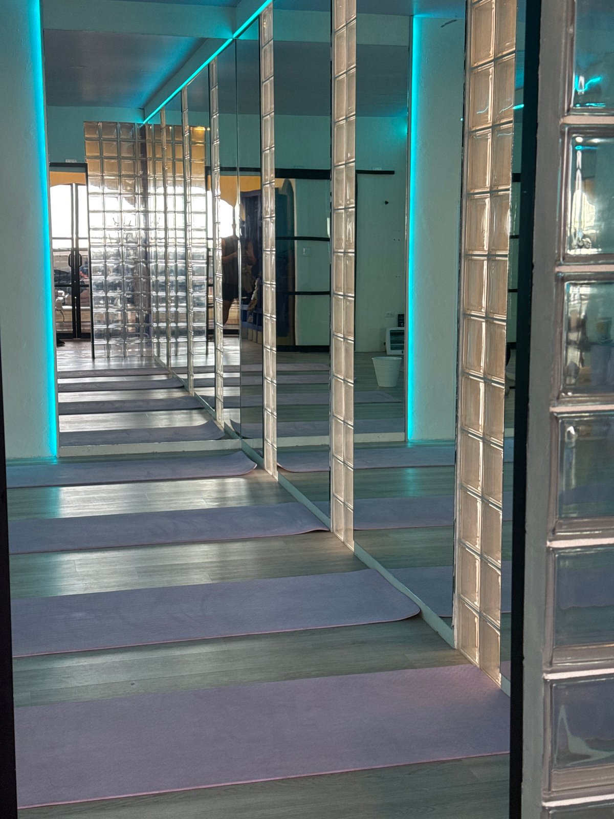 Modern multi-level indoor space photographed in San Andrés Cholula
