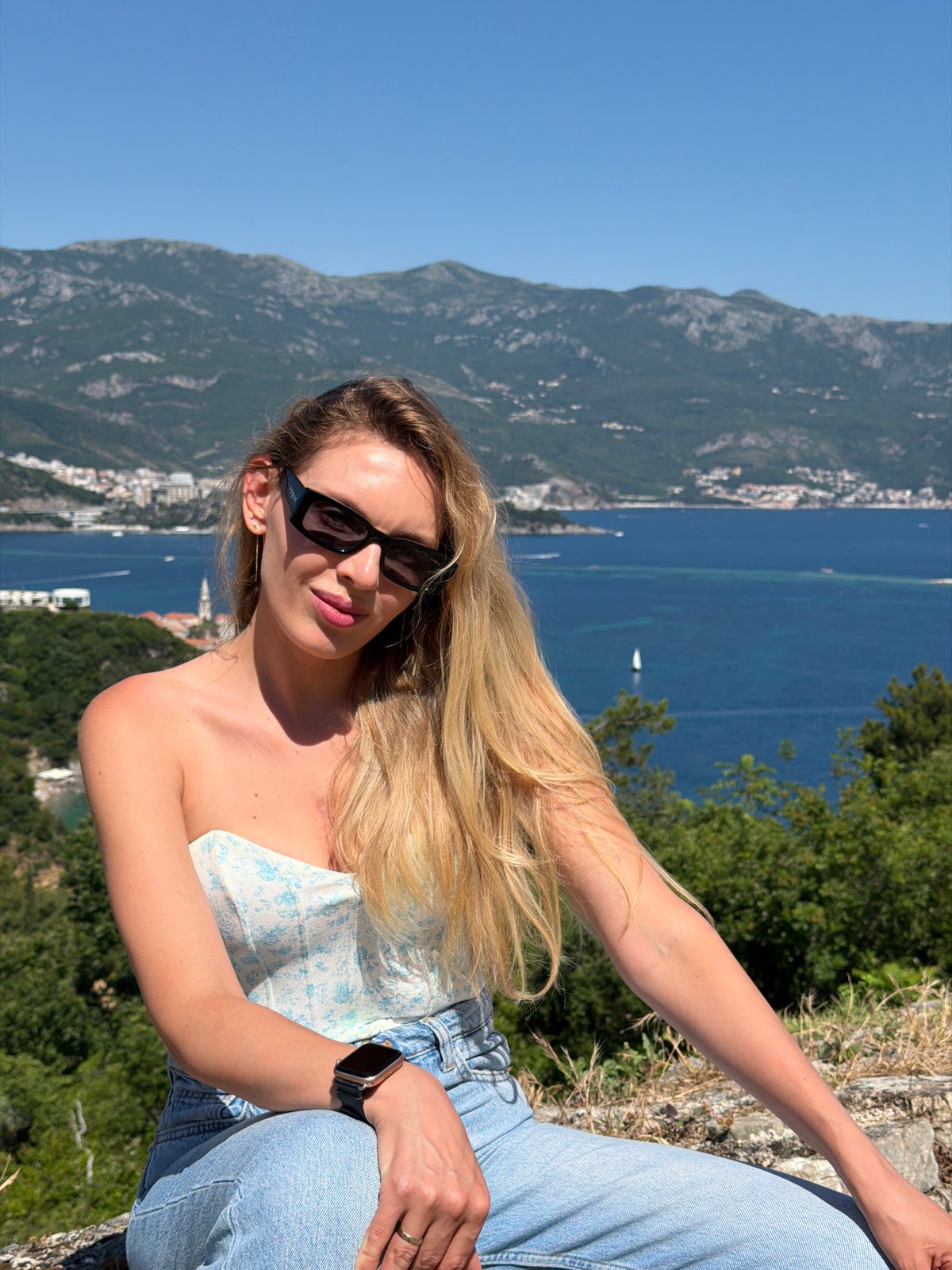 Woman photographed at multiple locations during Budva visit