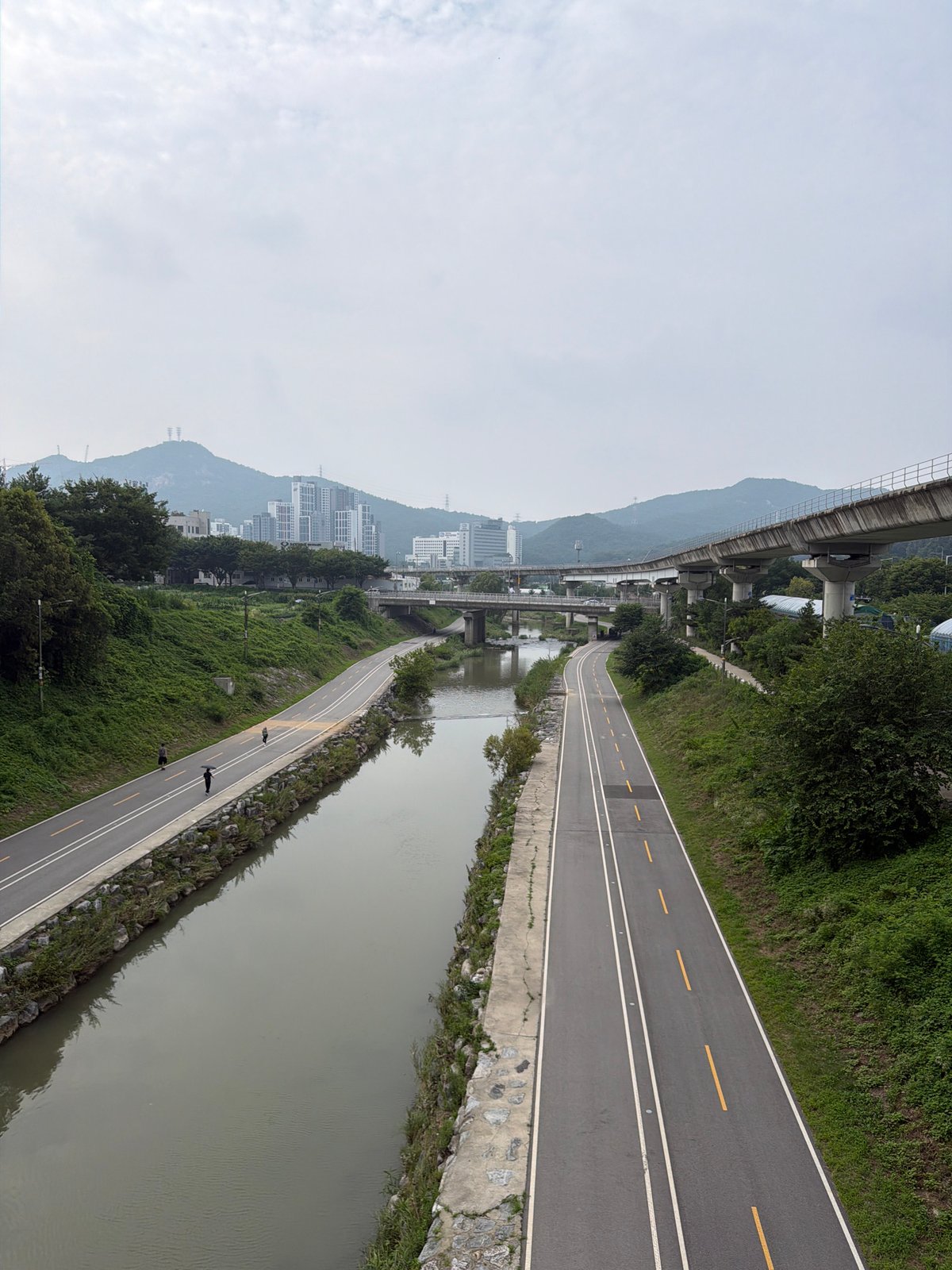 Morning scenes along Uijeongbu's riverside paths and walkways