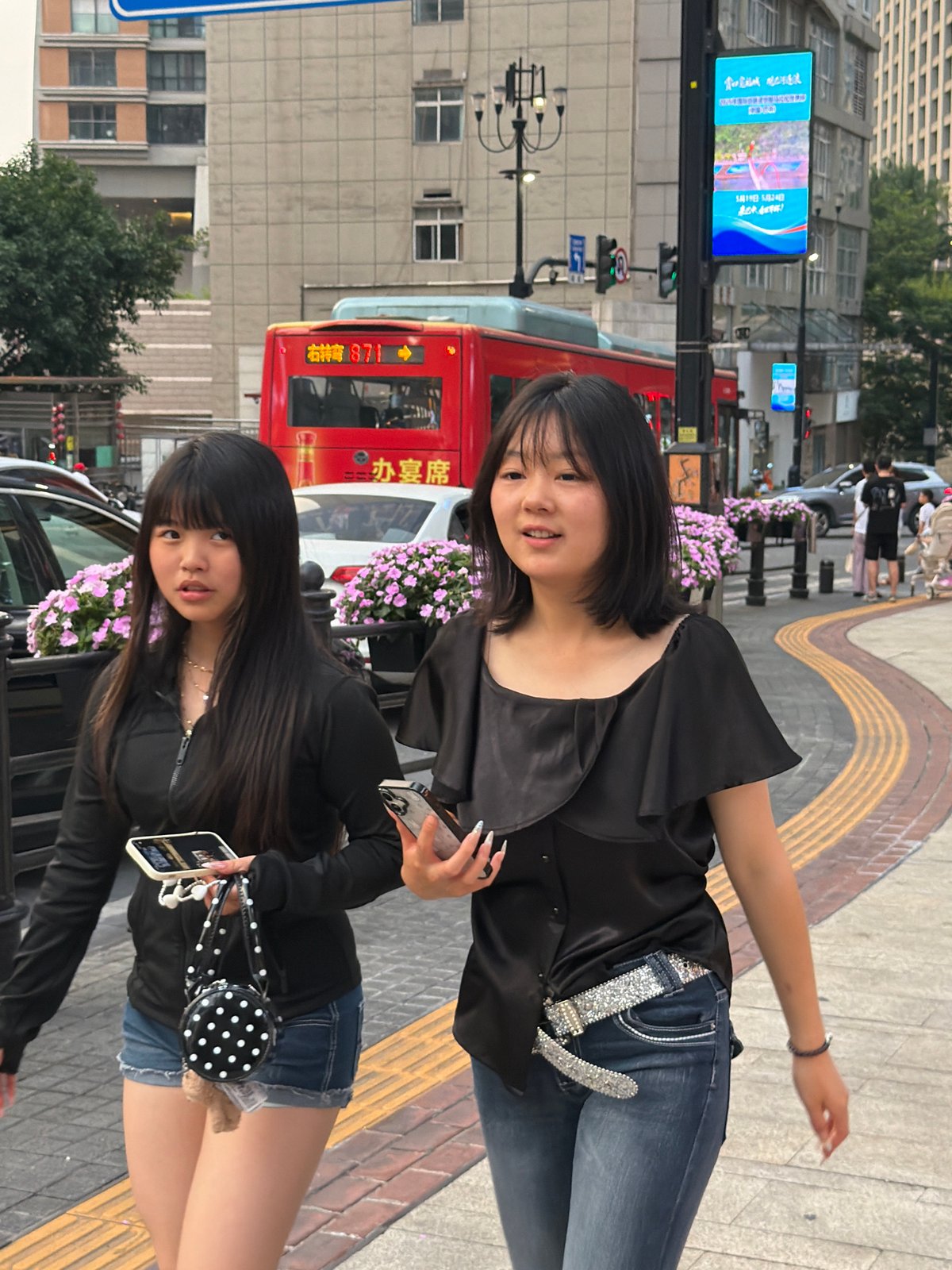 Morning street life captured across Yuzhong District, Chongqing