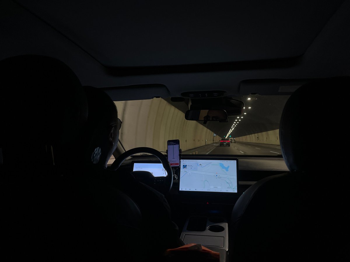 Driver uses dual navigation systems in Chongqing tunnel