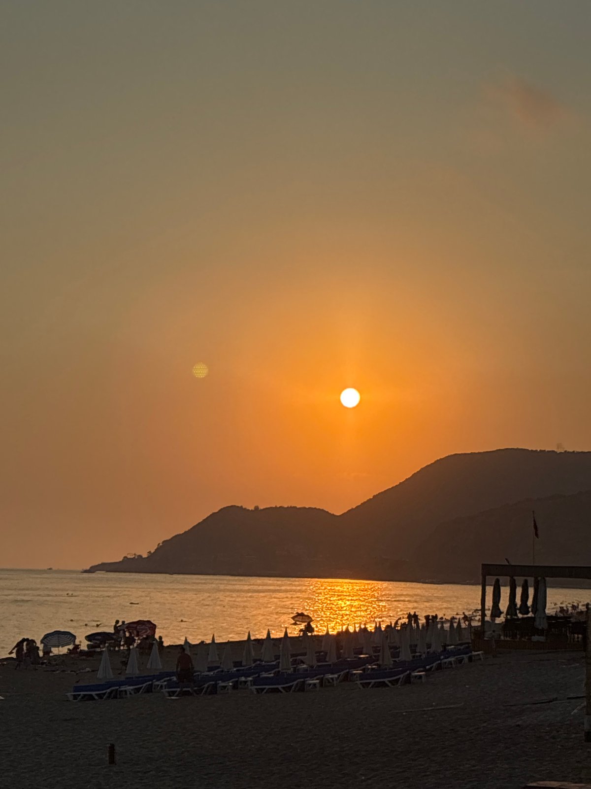 Alanya beach at sunset: crowds, cats, and golden light