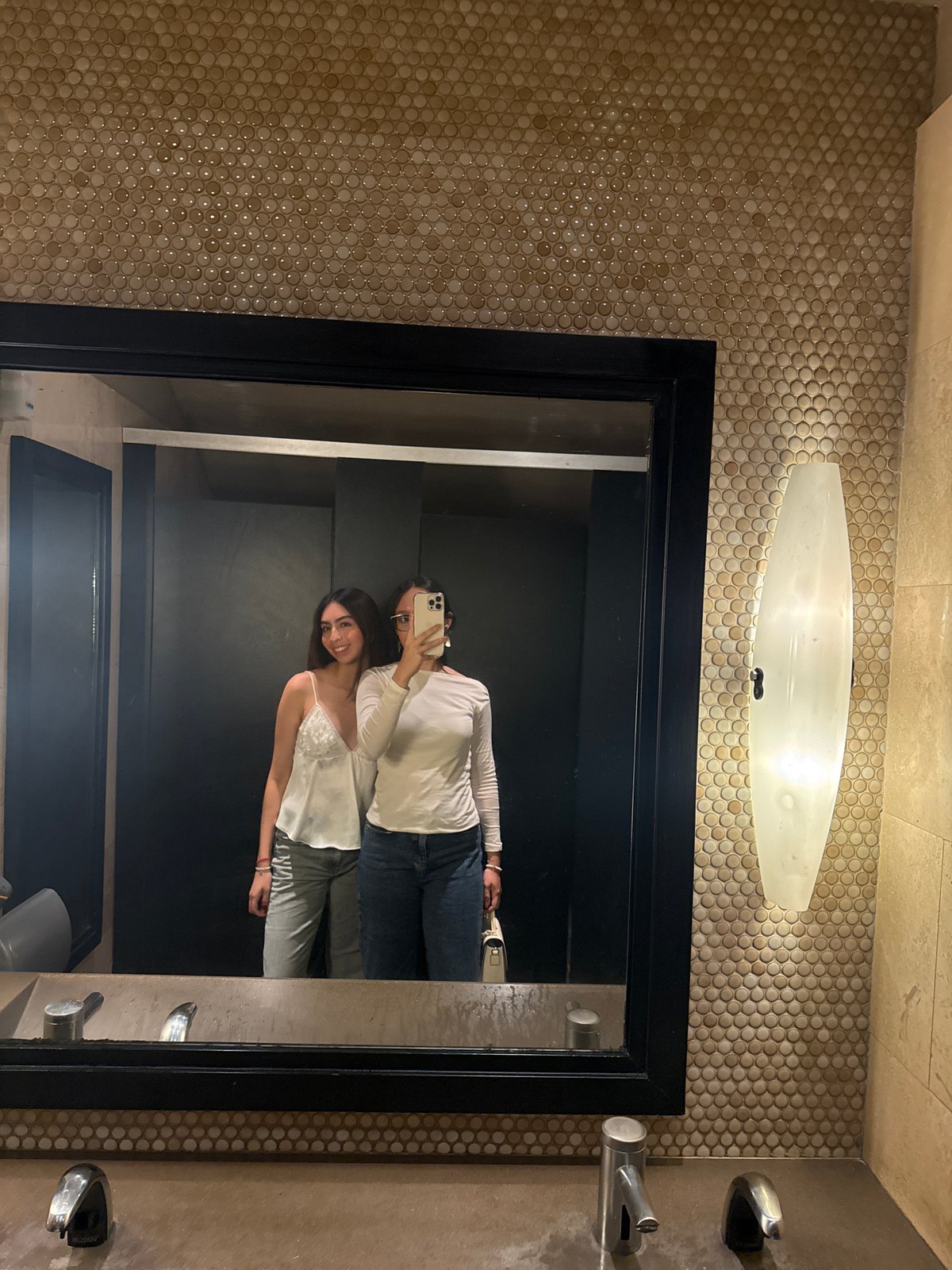Diner documents Cheesecake Factory visit in Mexico City