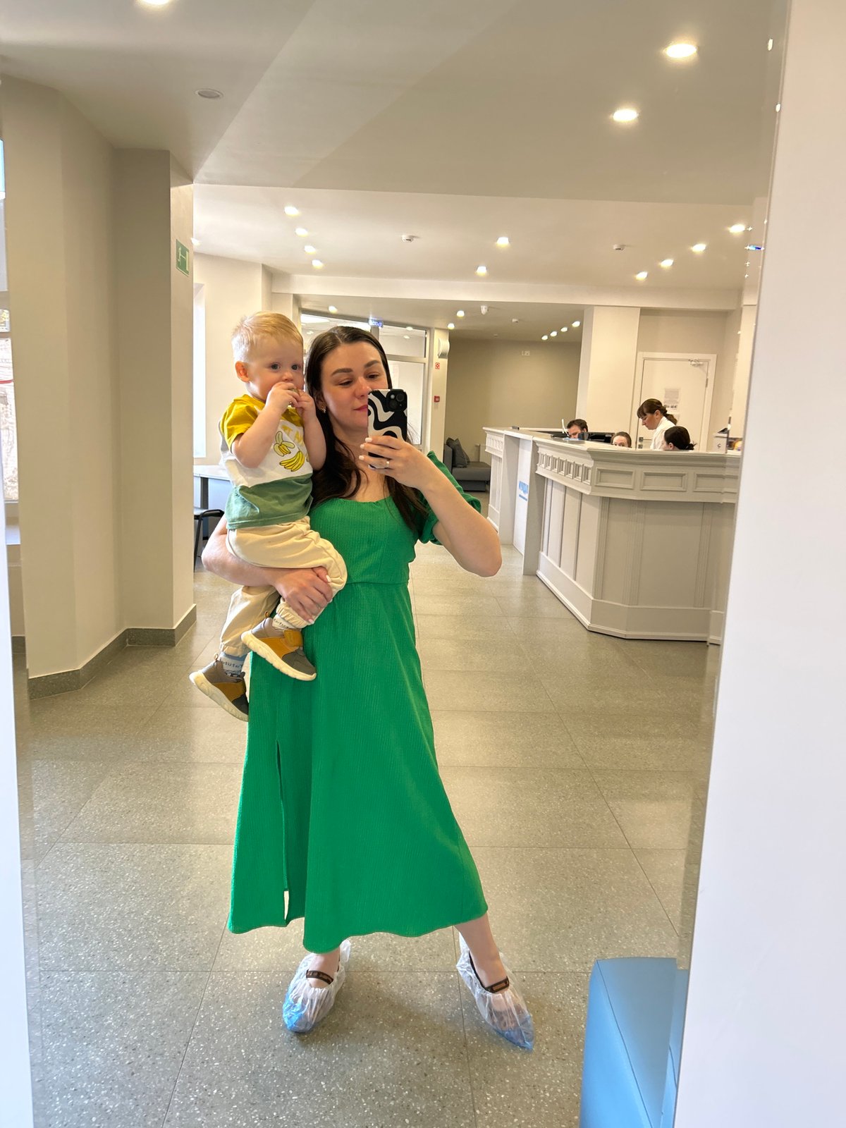 Mother documents medical facility visit through selfies with child