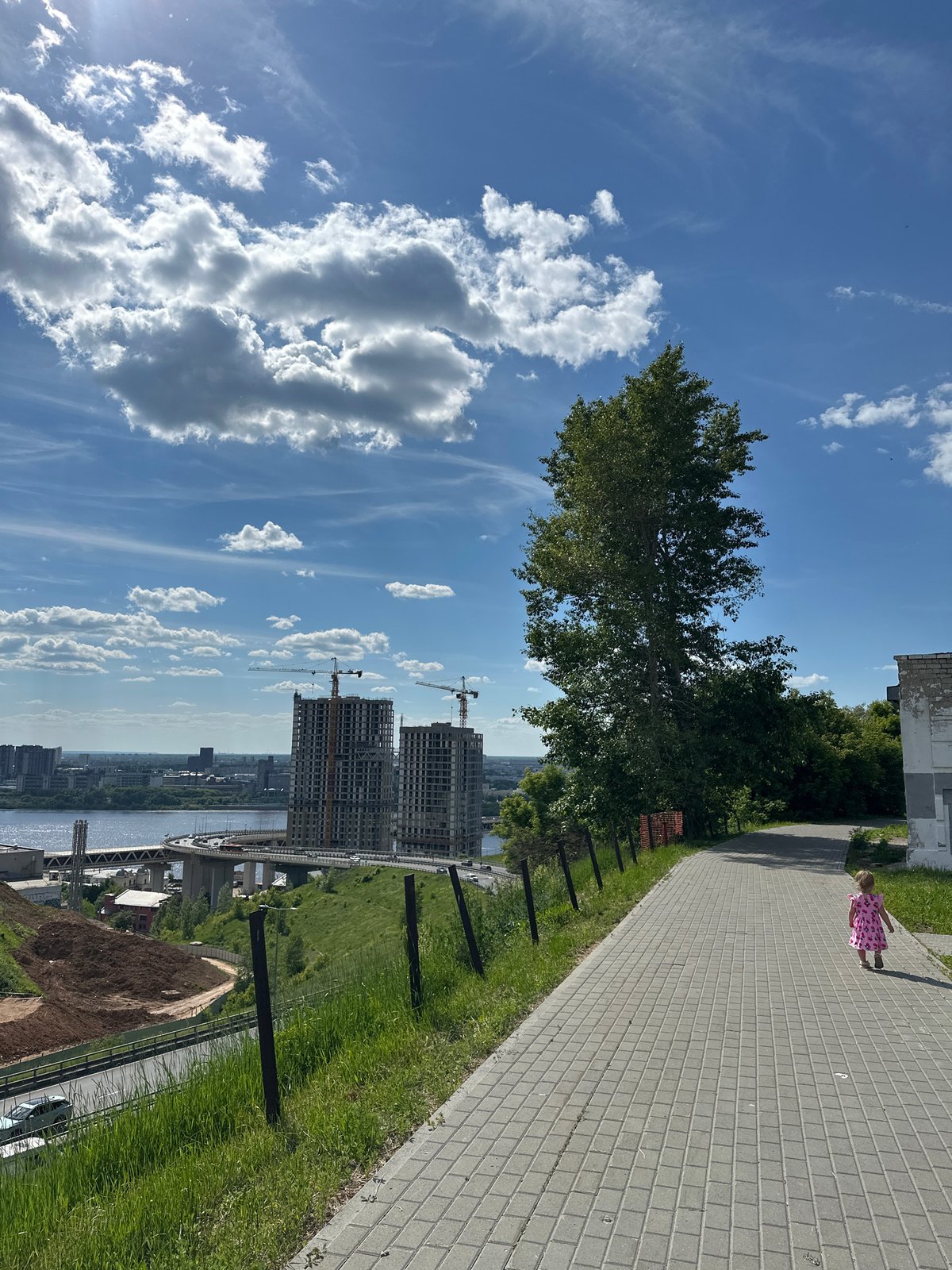 Family outing captured along Nizhny Novgorod's Fedorovsky Embankment