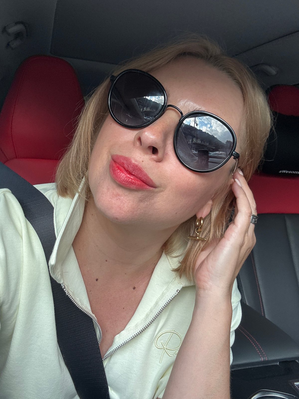 Sochi afternoon: car selfies, classical architecture, and a Mini Cooper