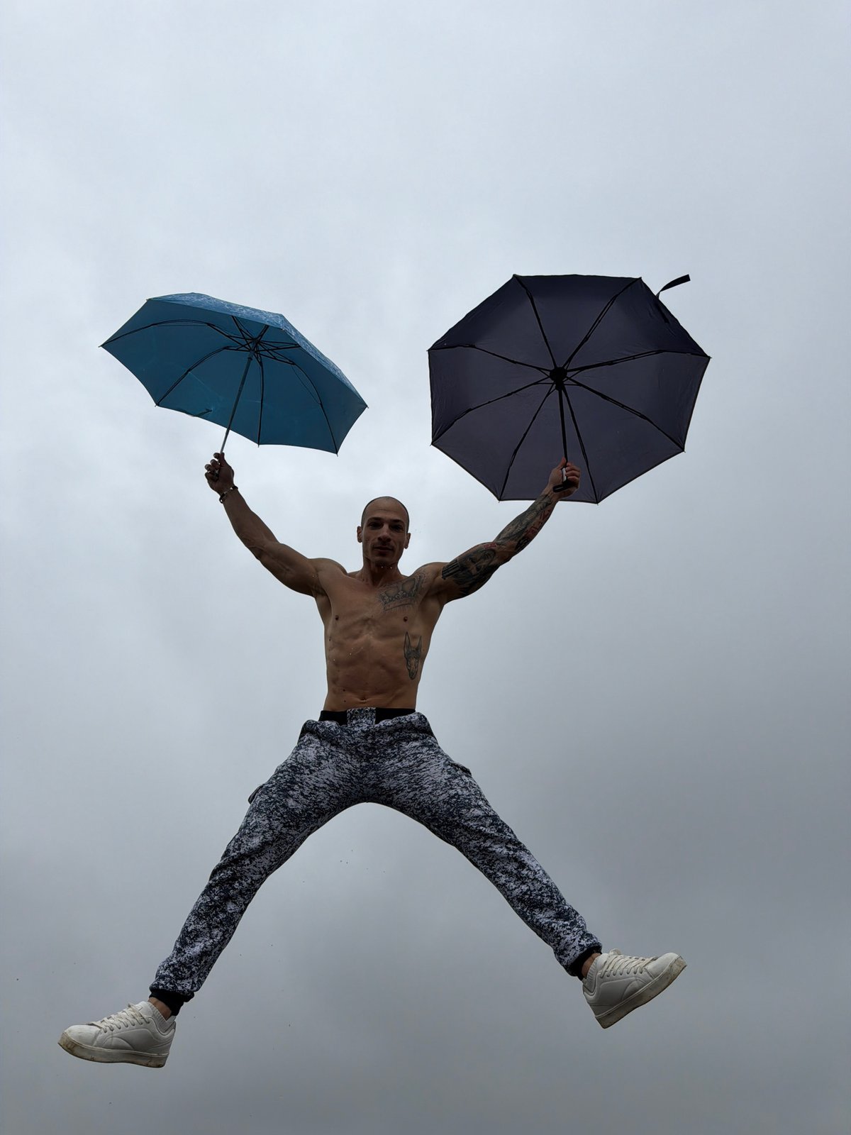 Man spotted suspended mid-air holding umbrella in Pleven, Bulgaria
