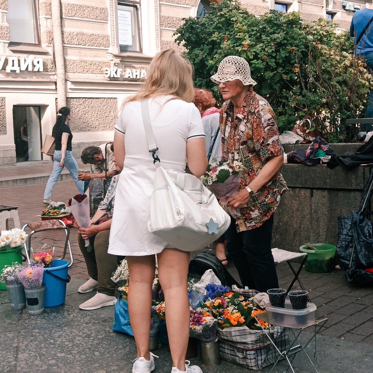 Live busking and street life on a Saint Petersburg afternoon