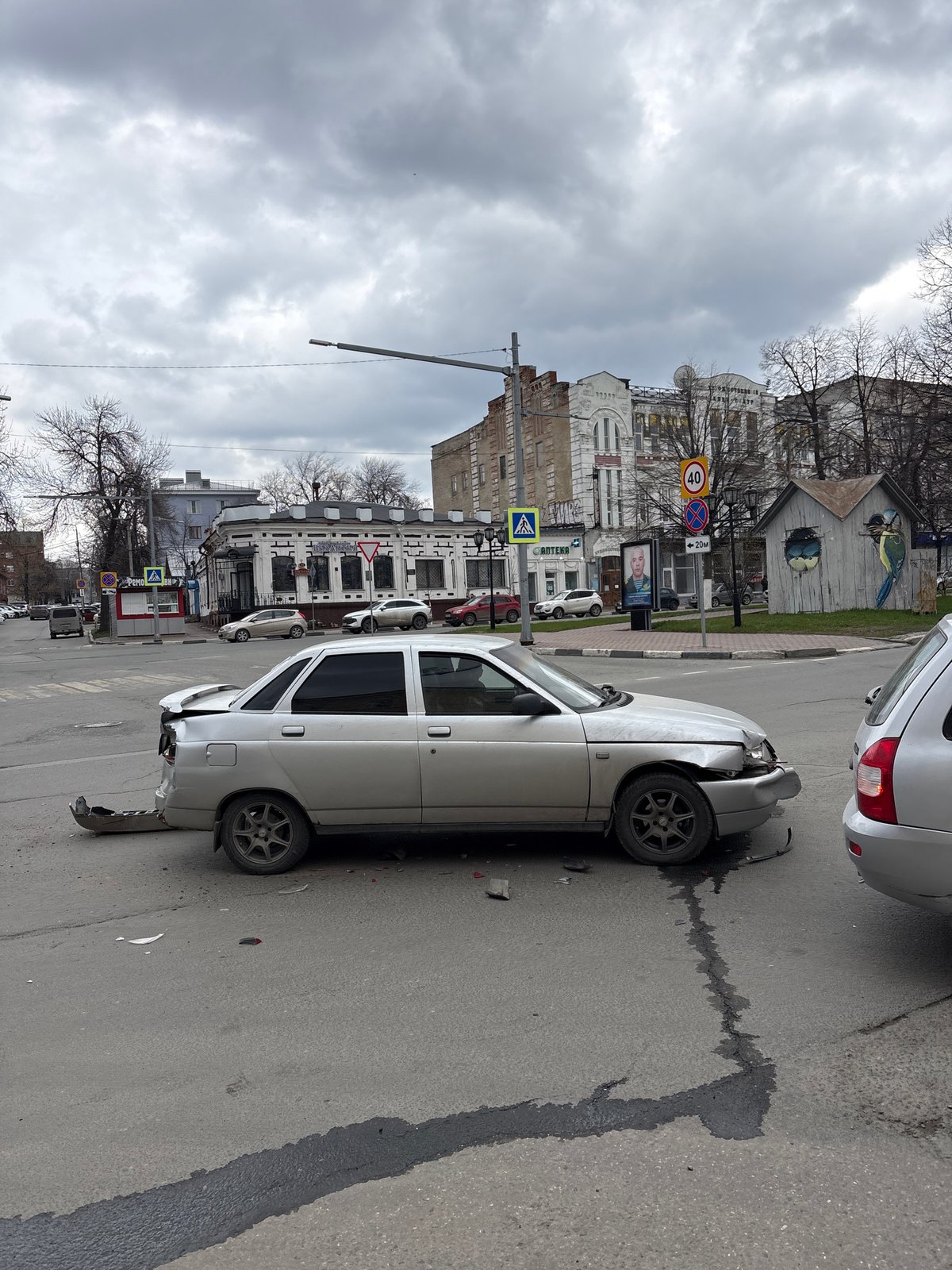 Morning documentation captures Ulyanovsk streetscapes, buildings, minor accident