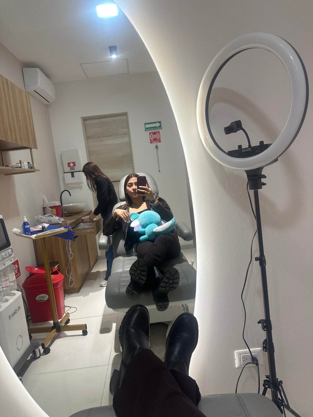 Woman takes selfie during apparent medical procedure in Puebla