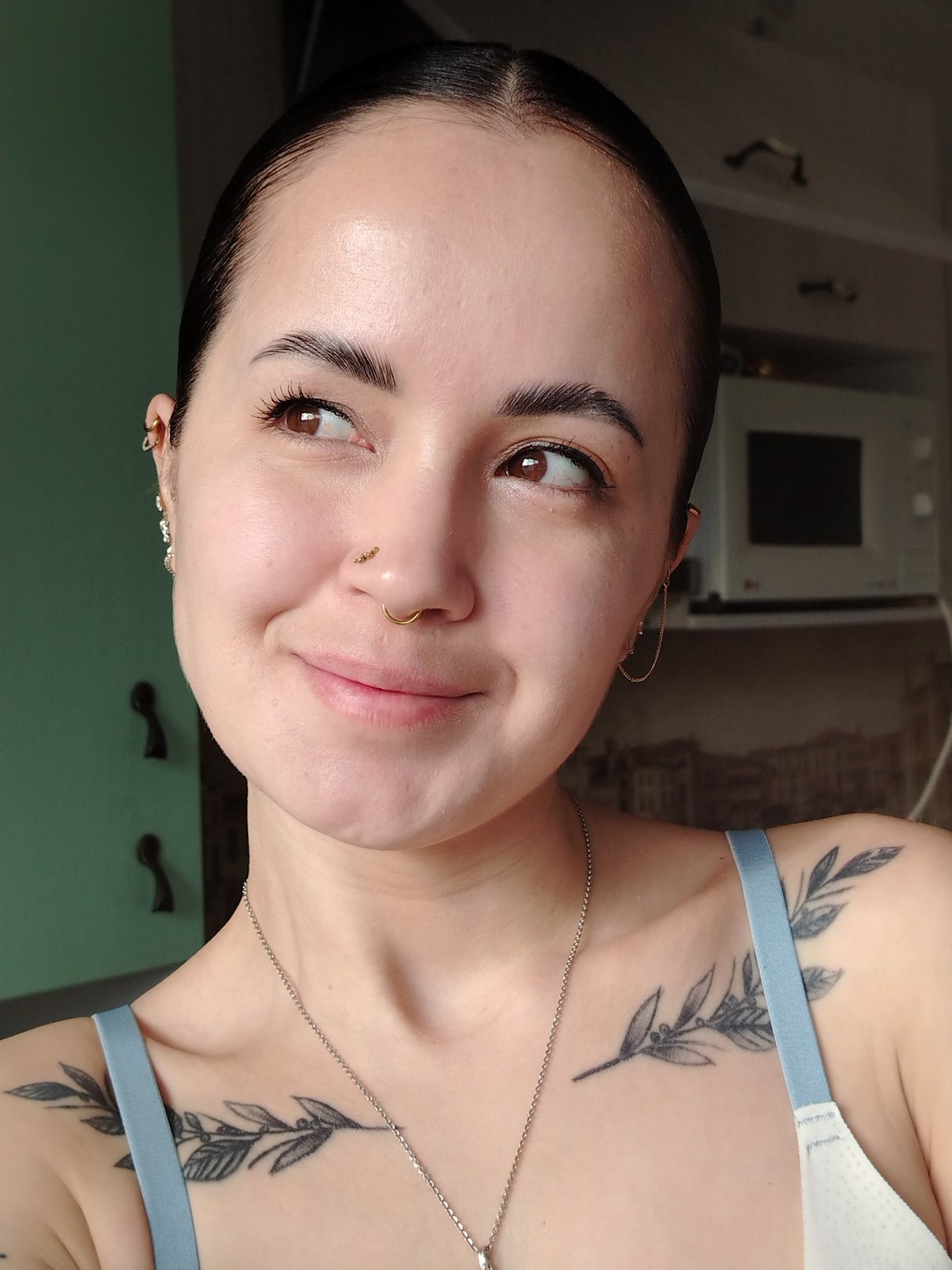 Portrait photo session documented in Noviy, Russia apartment setting
