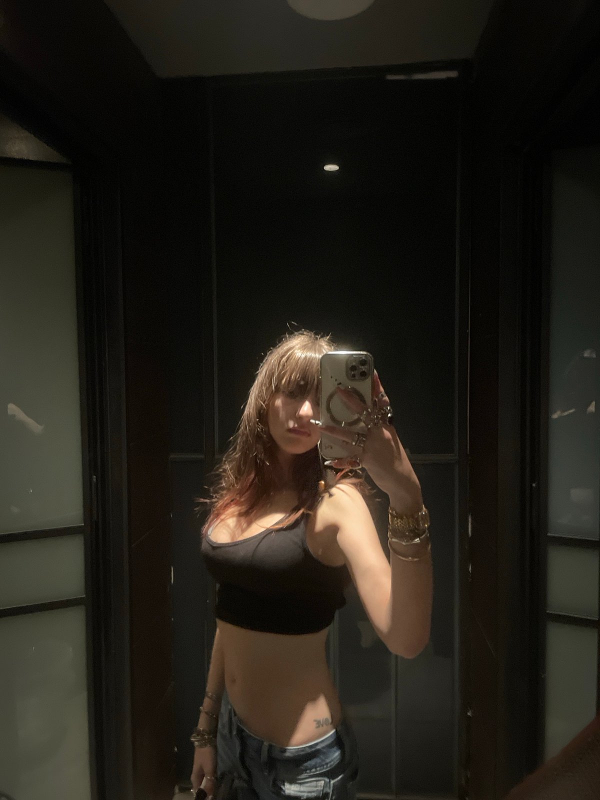 Woman documents evening out at Tel Aviv bar