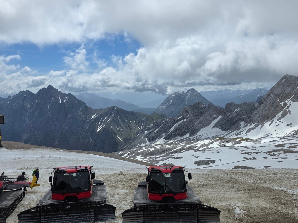 Snow groomers, tourists spotted at Zugspitze mountain resort