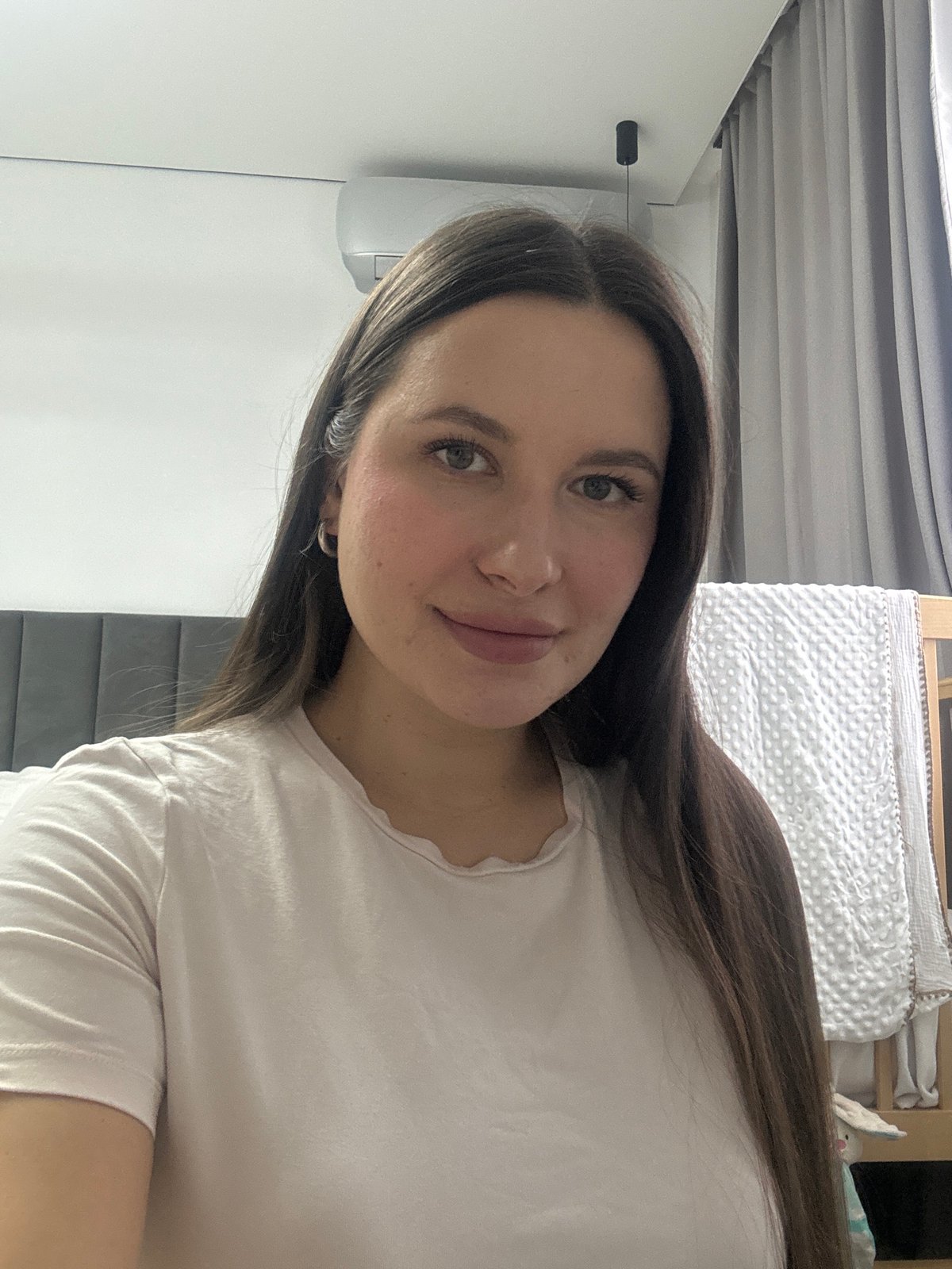 Woman documents daily moments through selfies in Odintsovo