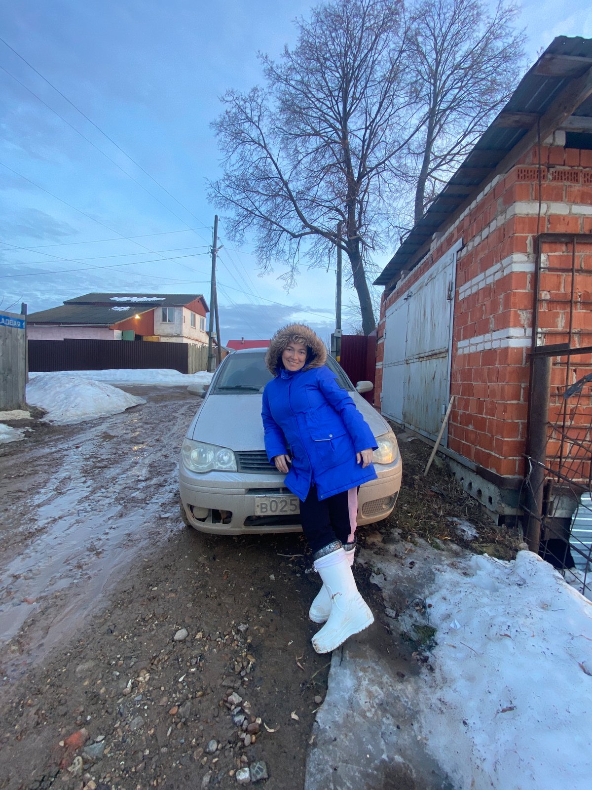 Spring photo session captured on muddy streets in Ольховка