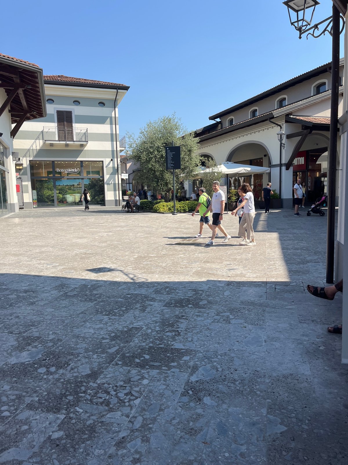 Browsing a Rodengo outlet mall across Puma, Adidas, and more
