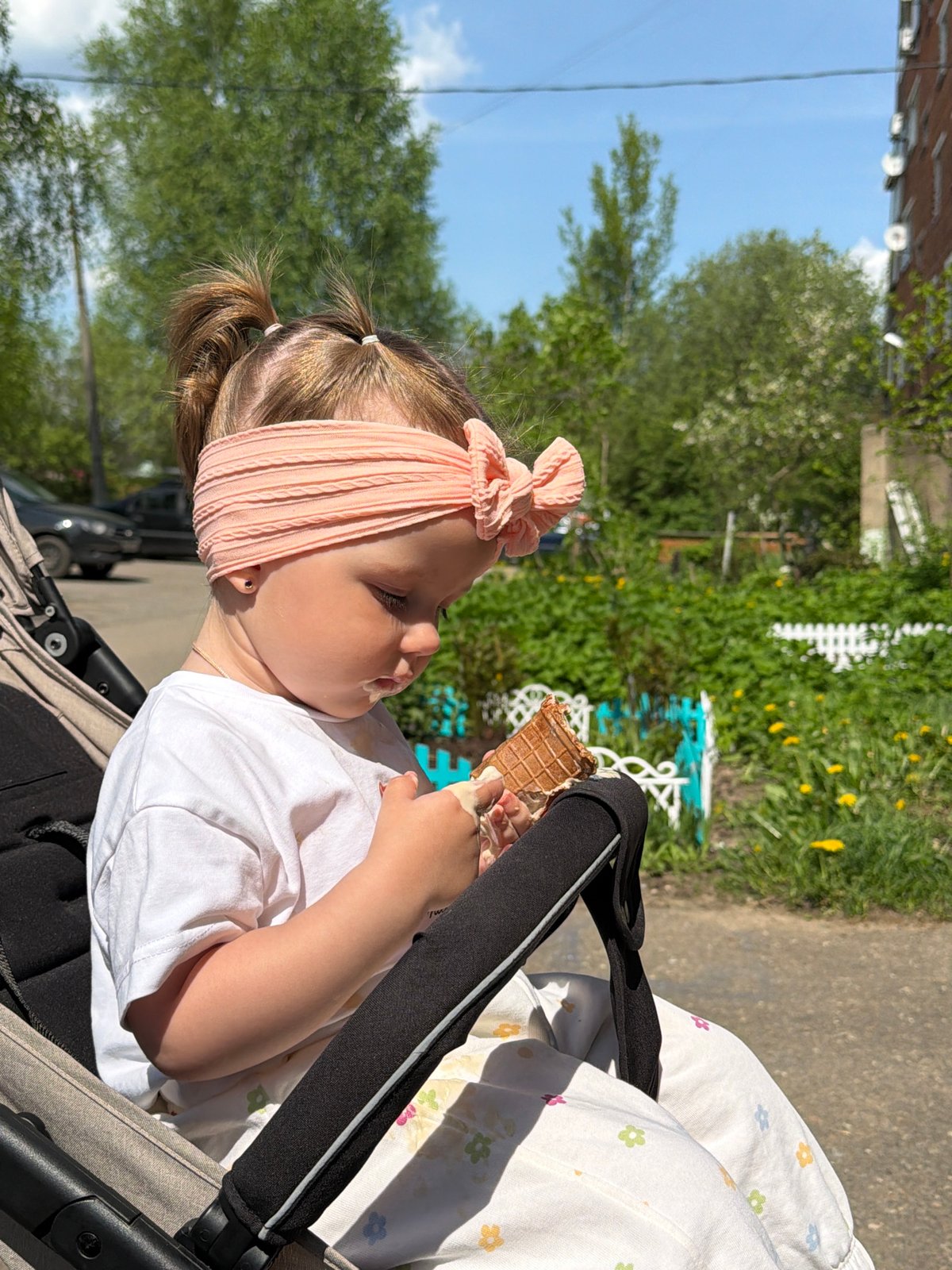 Family enjoys sunny morning outing in Reshetnikovo park