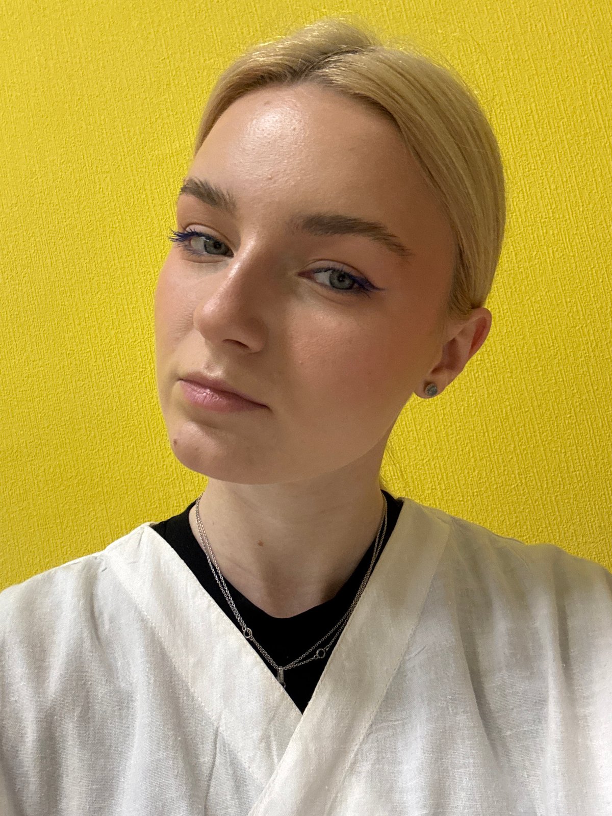 Portrait session and snack break against a yellow wall in Sinyavino