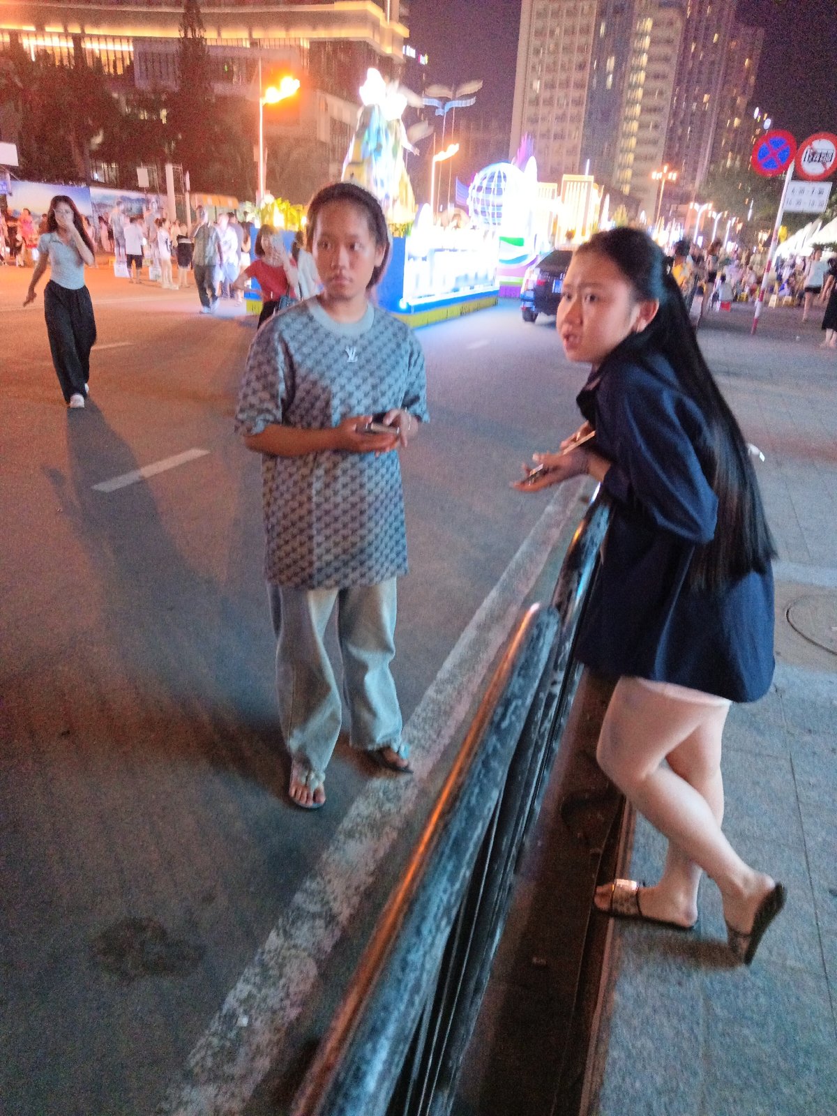 Nha Trang night parade draws crowds along festival route
