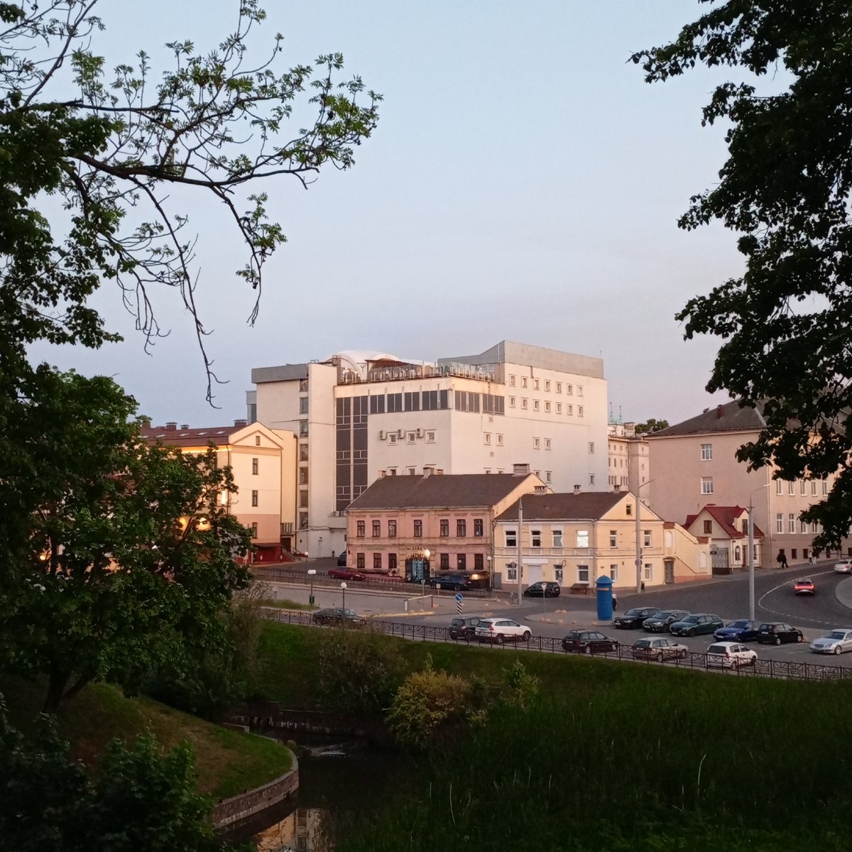 Evening documentation captures everyday Hrodna streetscapes and parks