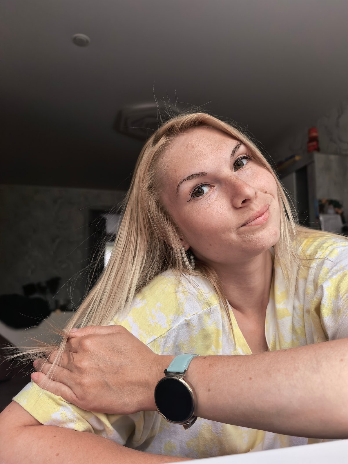 Woman documents morning domestic life in Sterlitamak home