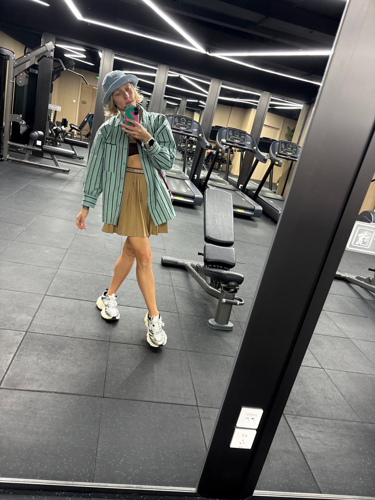 World Cup lounge vibes and gym selfies in Minhang, Shanghai