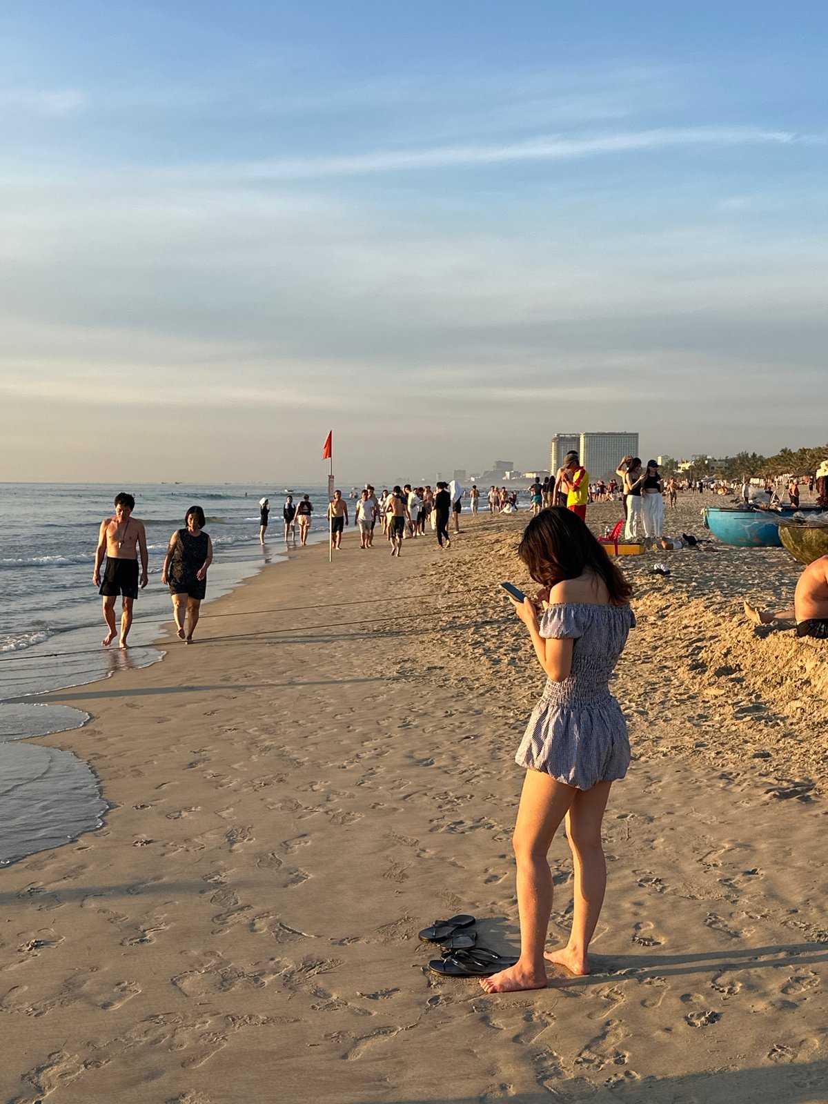 Đà Nẵng beachfront at golden hour, from shore to promenade