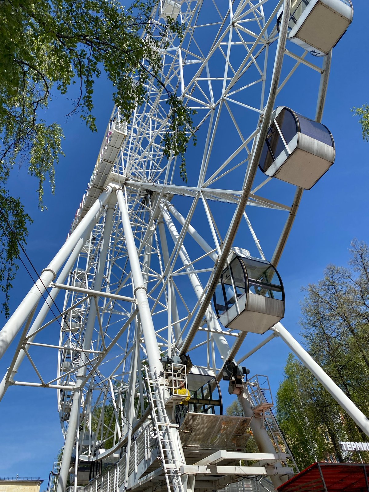 Morning amusement park activity documented in Izhevsk, Russia