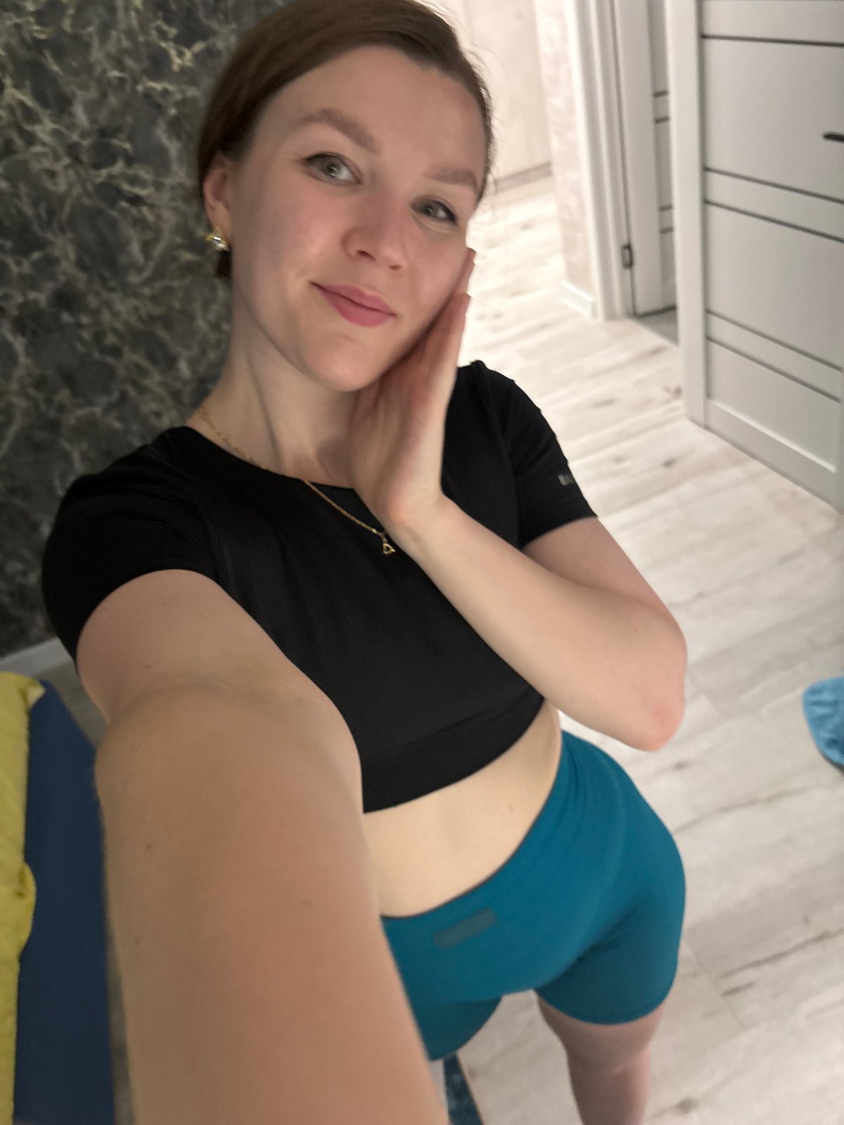 Woman documents daily moments with selfies and cat in Izhevsk