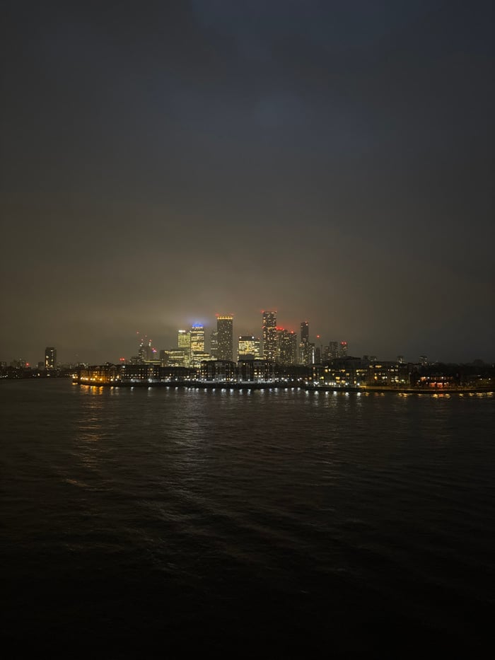 London evening captures cityscape and office video call scenes