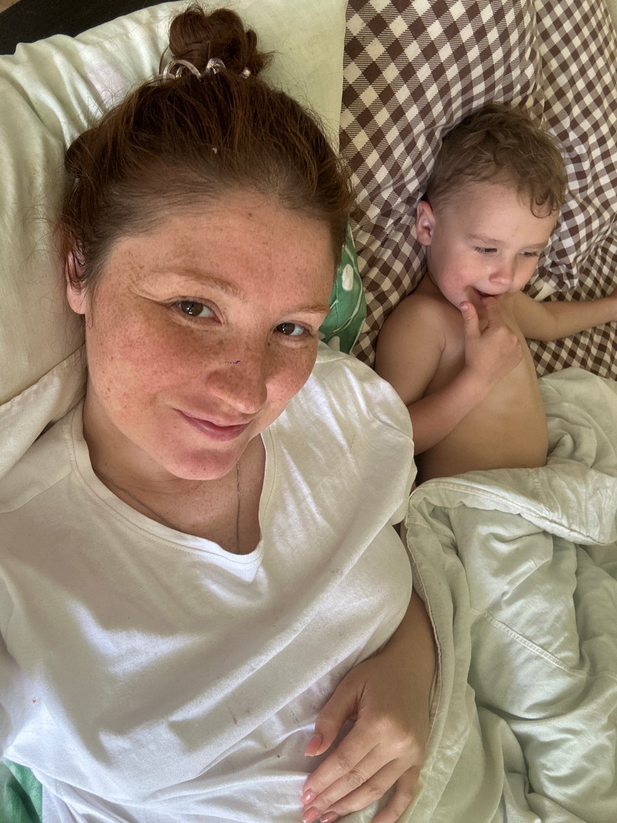 Morning family moments captured in Nizhny Novgorod home