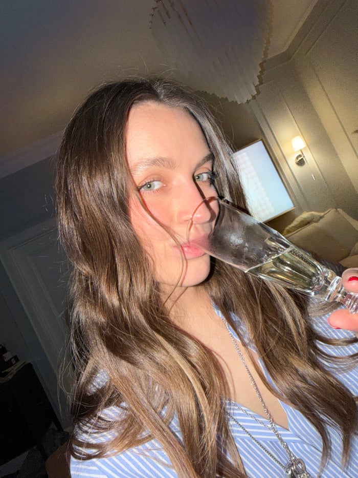 Woman hosts champagne celebration with flowers in Moscow