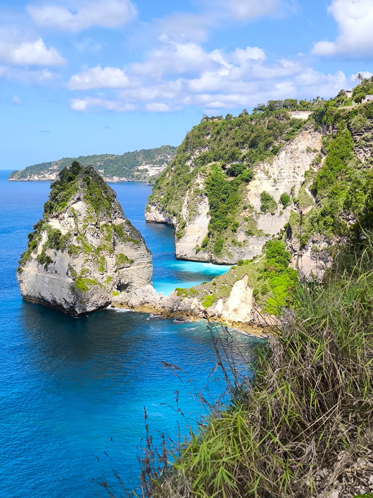 Tourists document dawn visit to Nusa Penida's Kelingking Beach