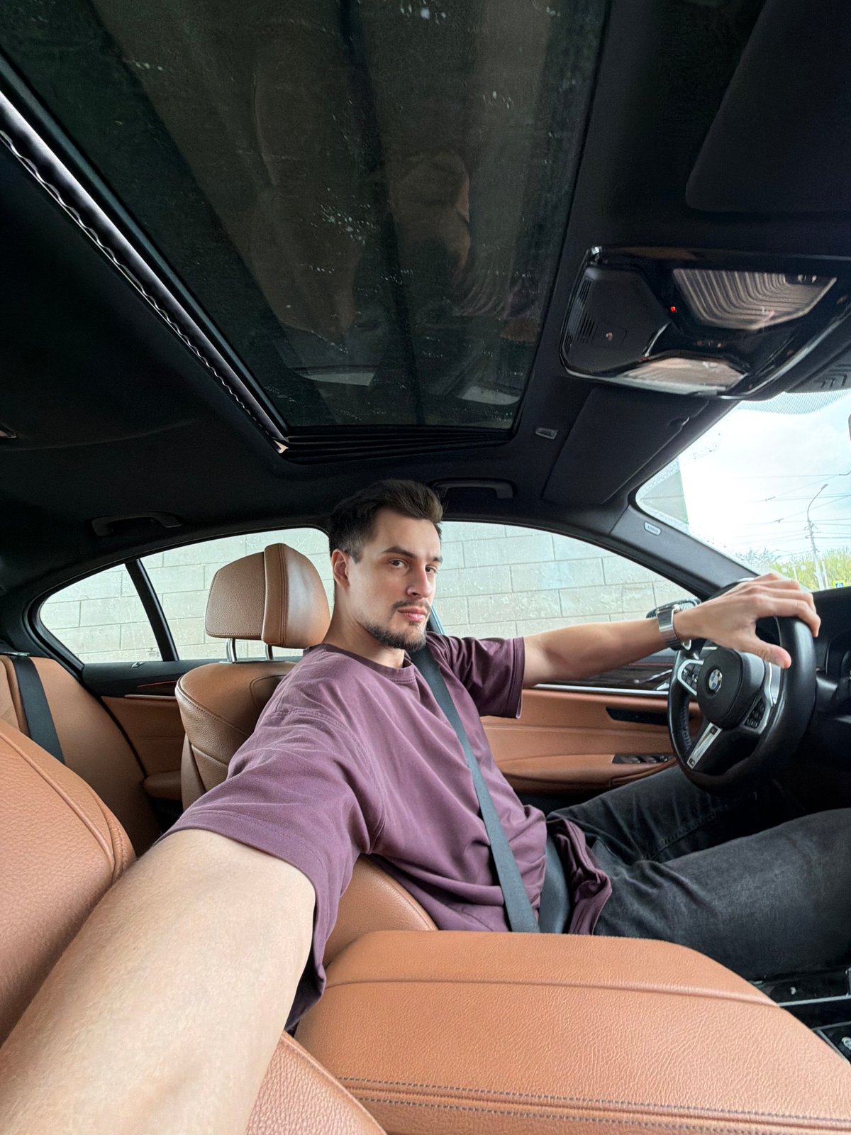 Driver in purple shirt observed at Krasnoyarsk intersection