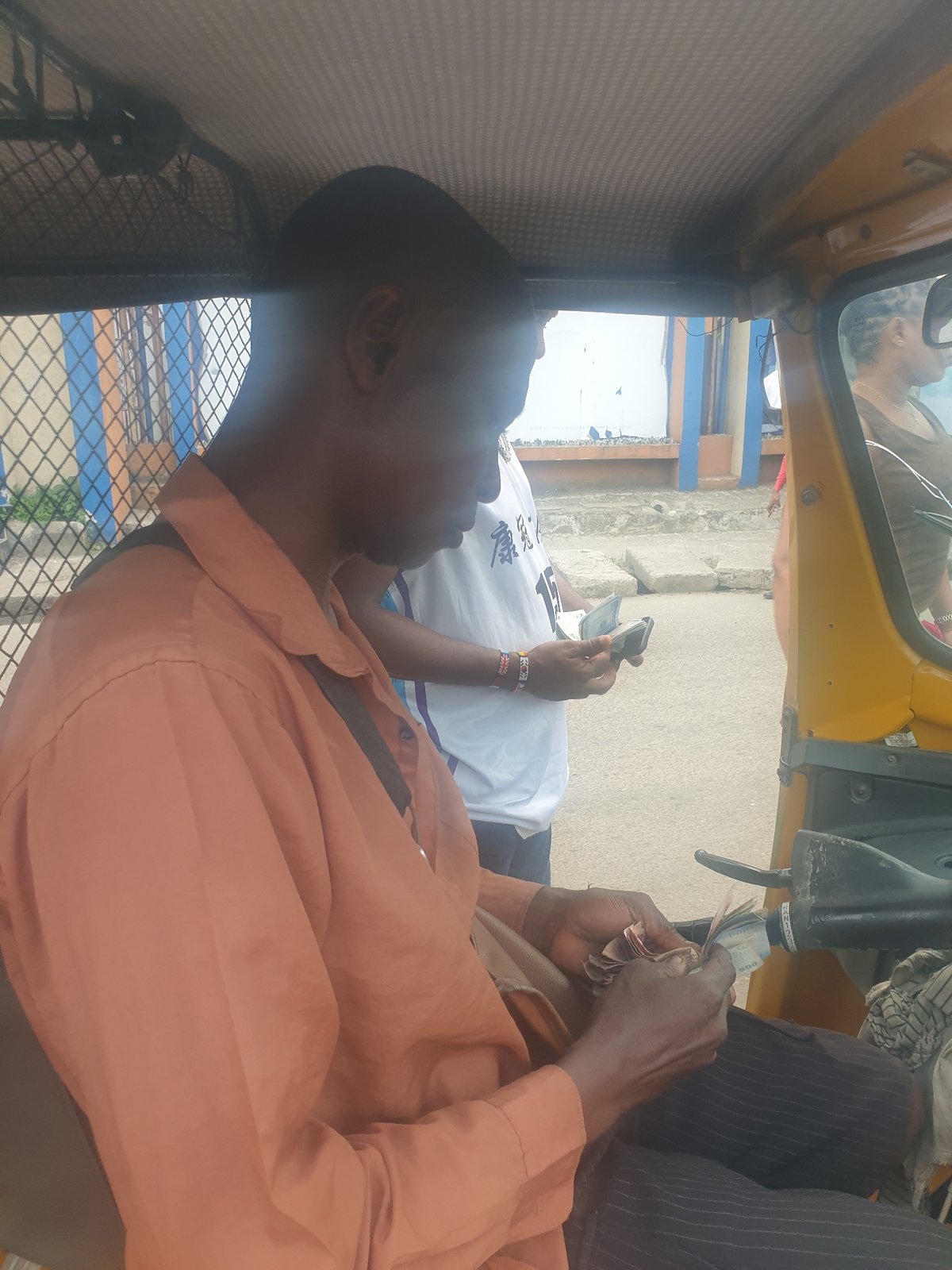 Street life moments captured across Aba, Nigeria