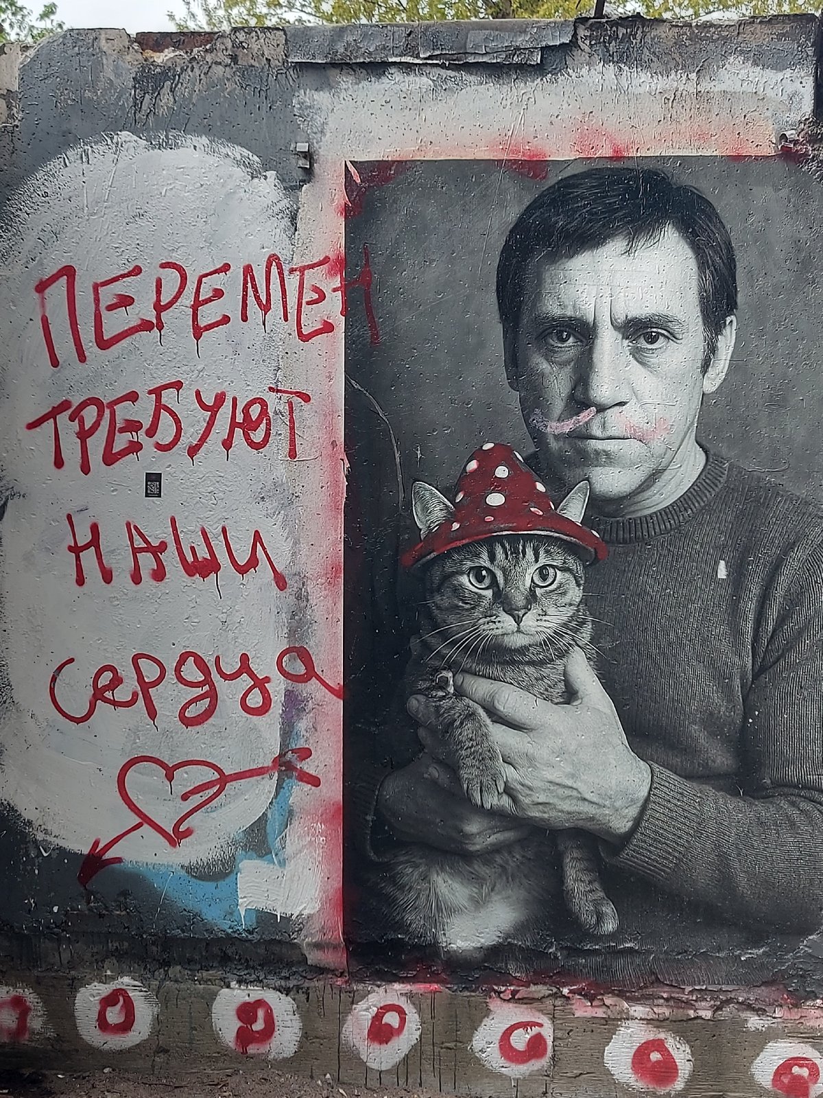 Morning street art and cafe tour documented in Saint Petersburg