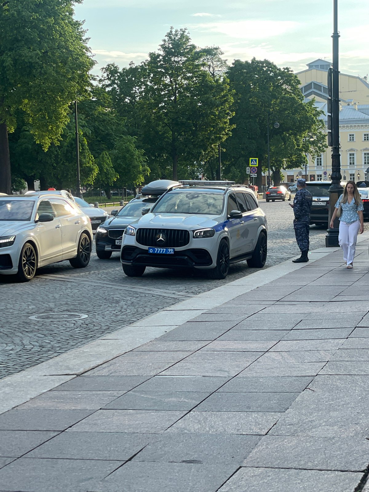 Ordinary afternoon life documented across Saint Petersburg streets