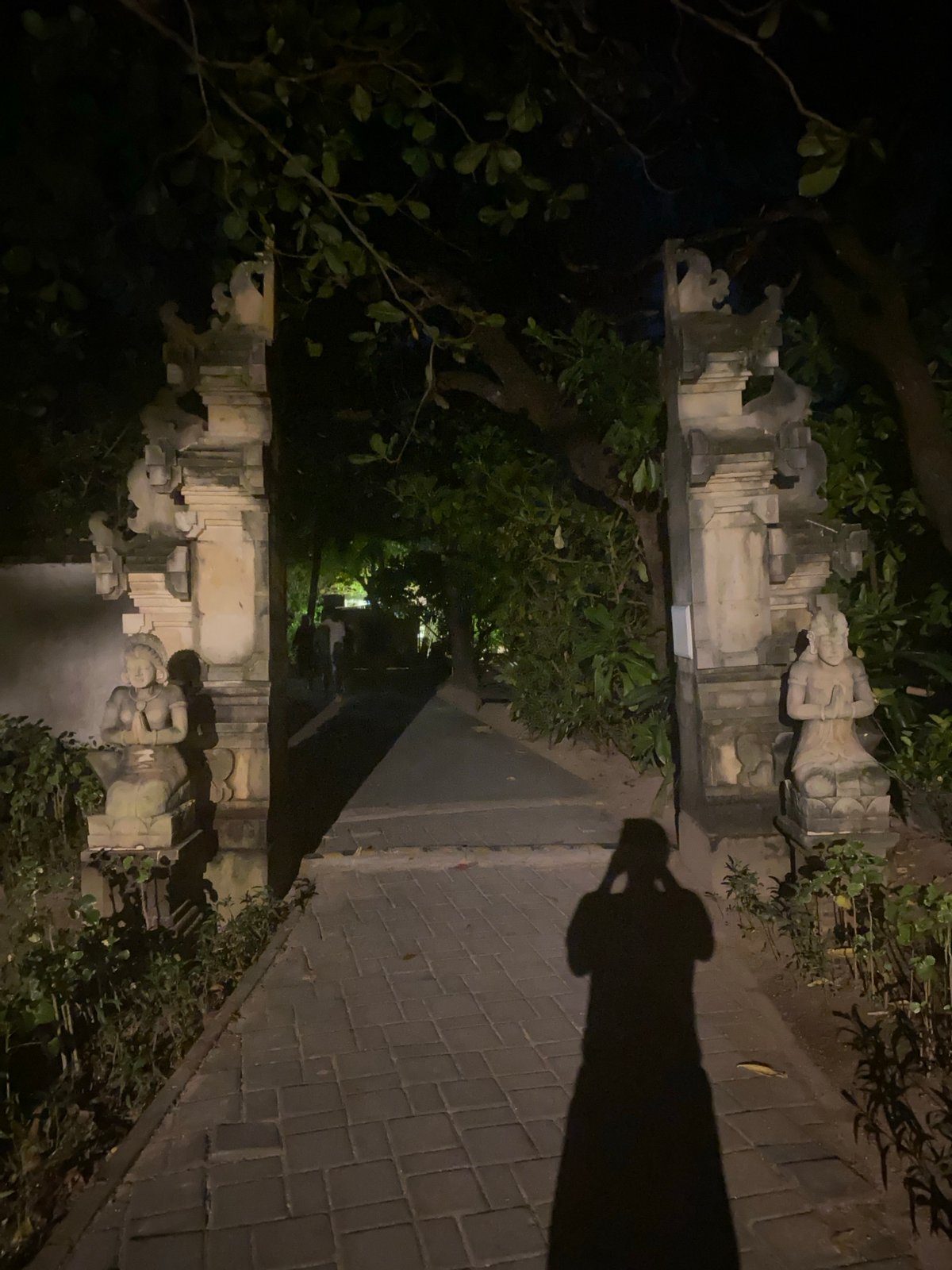 Nighttime walkabout captures Kuta Selatan's restaurants and Balinese culture