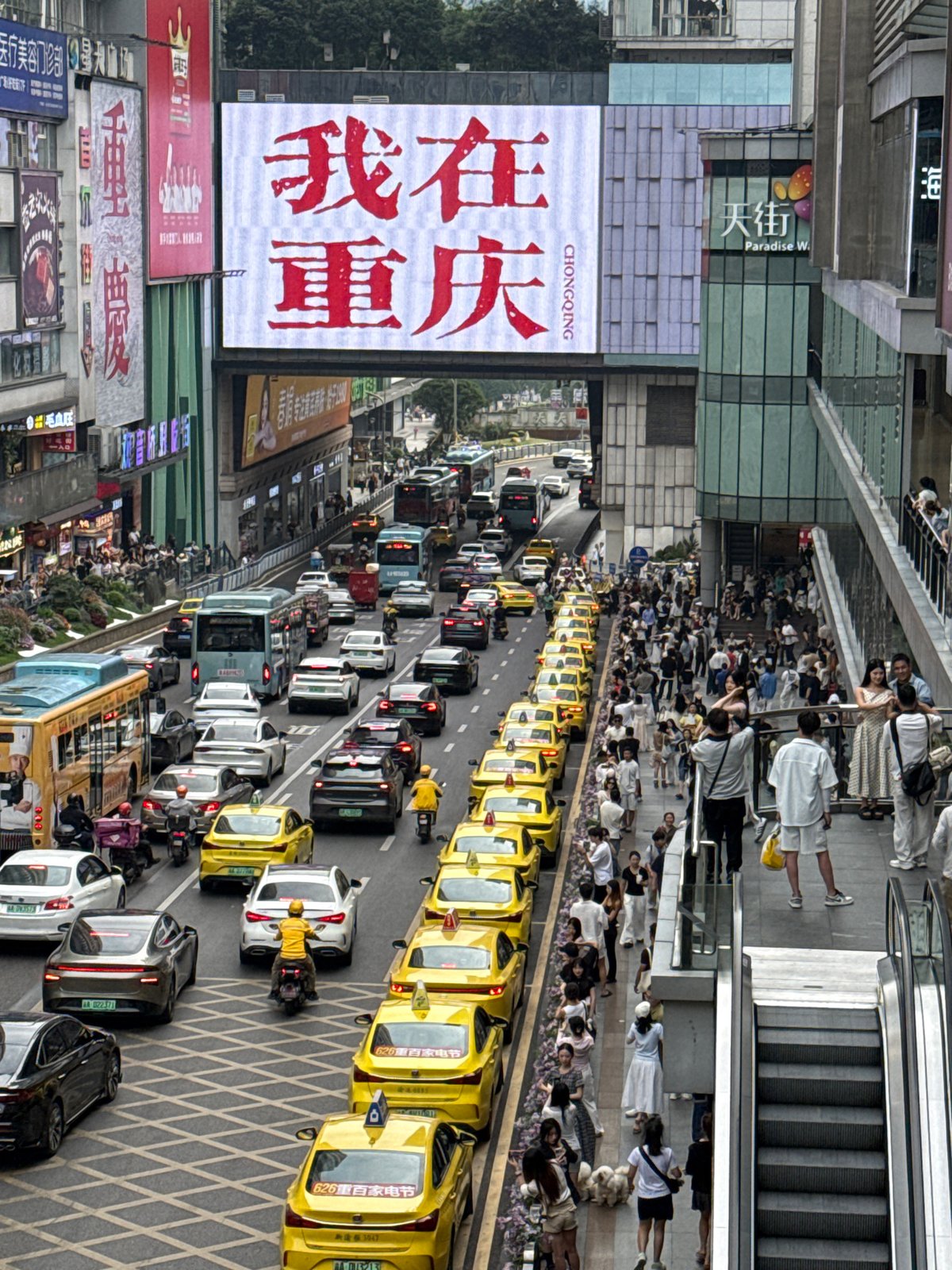Ordinary morning moments documented across Liangjiang's urban streets