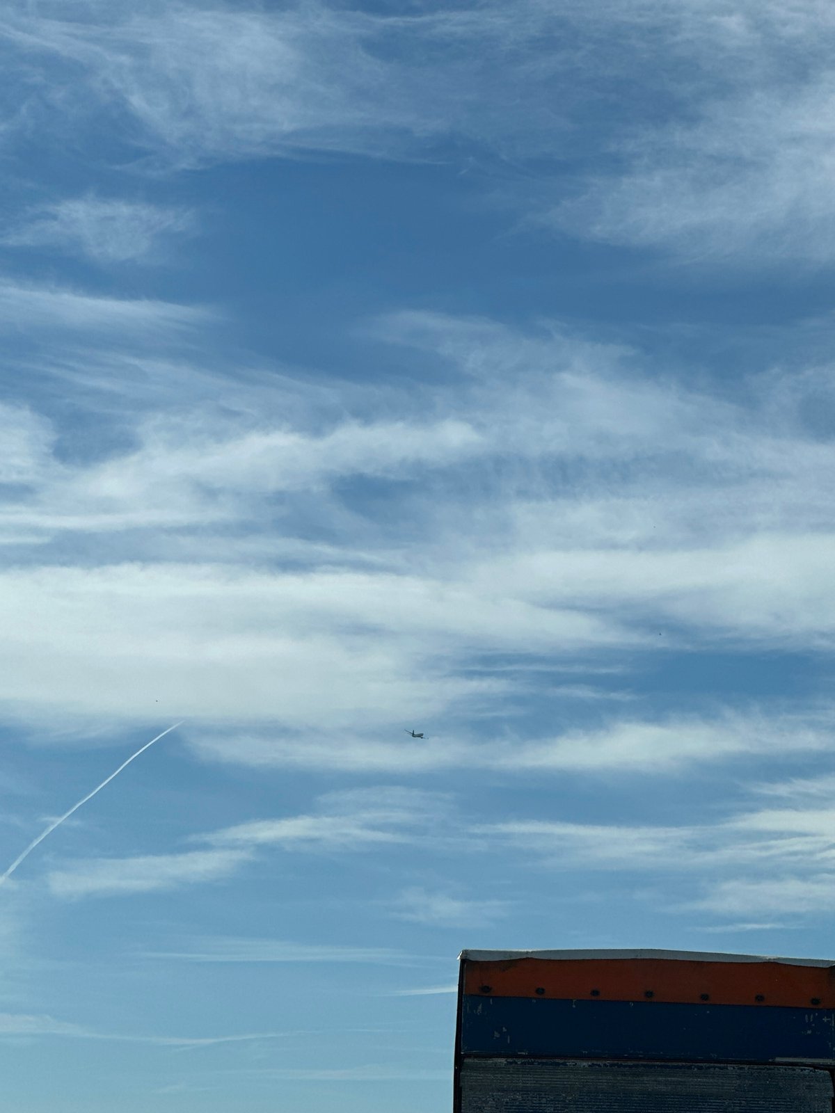 Ryanair flight observed over Sofia amid clear skies