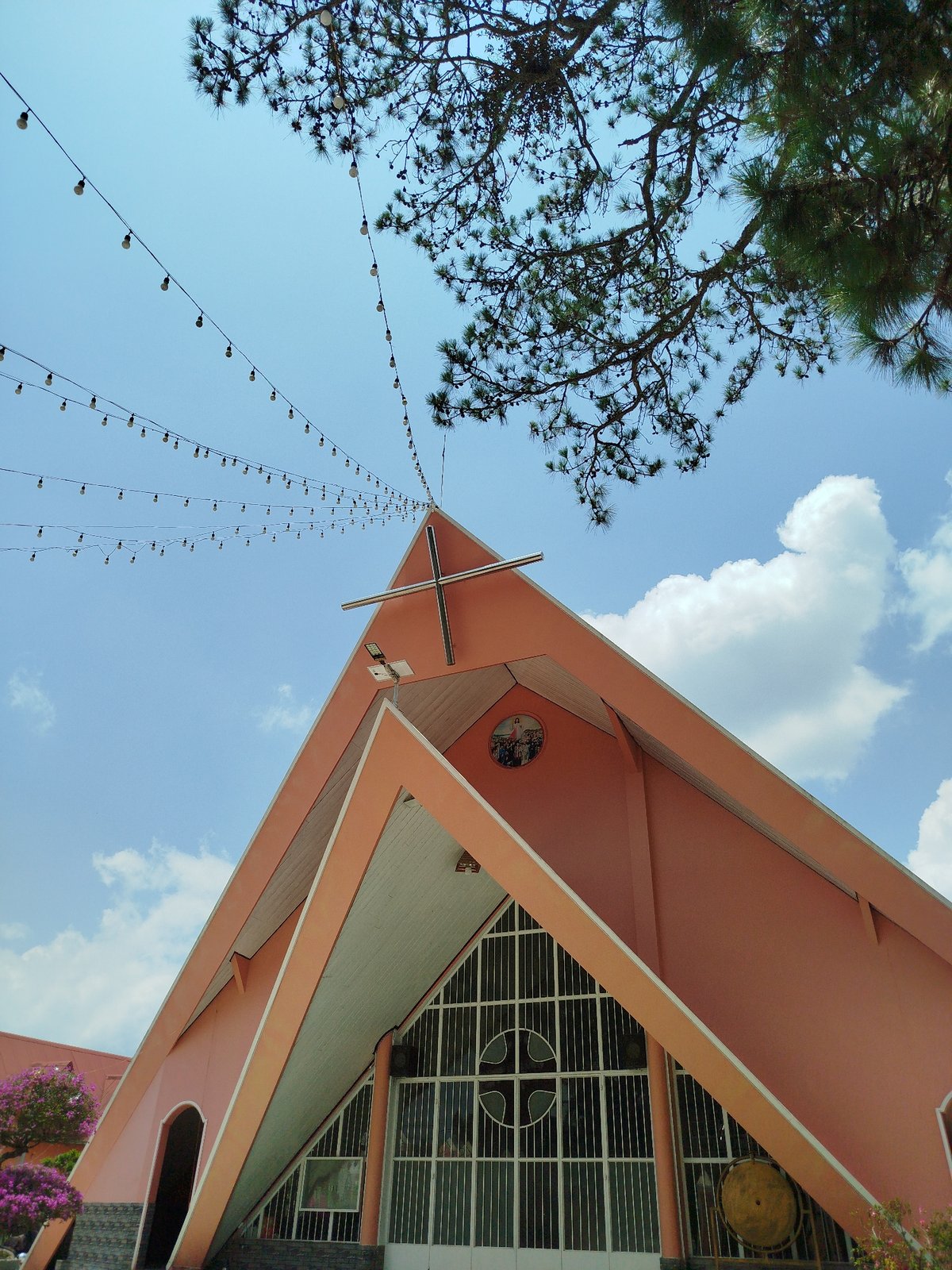 Tourist documents Chicken Church and construction in Đa Thọ, Vietnam