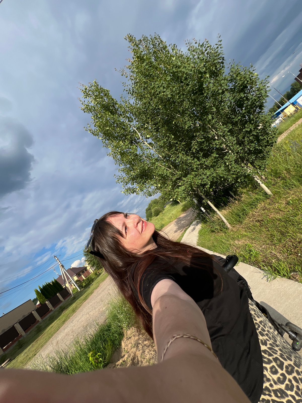 Afternoon in Noviy: outdoor selfies, suburban streets, and a cat