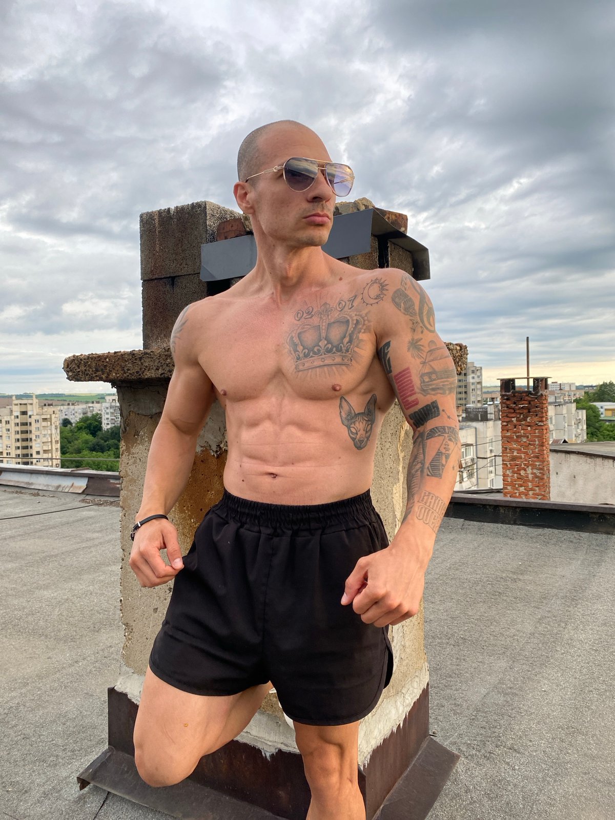 Tattooed man spotted multiple times across Pleven rooftops