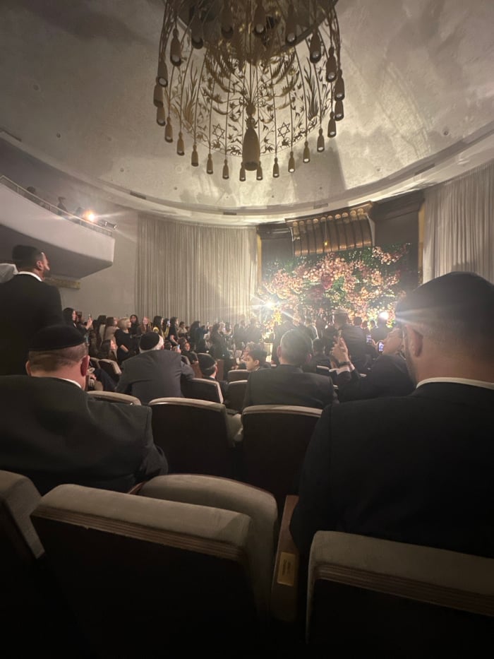 Late-night Jewish wedding ceremony held in New York theater