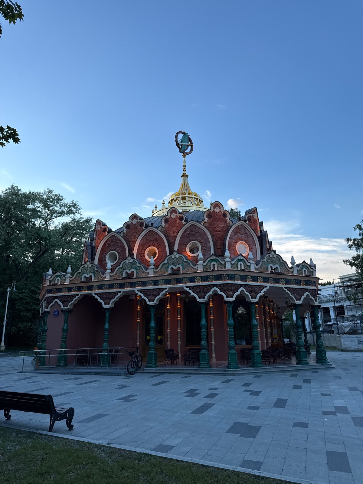 Afternoon moments across Moscow parks and historic venues captured
