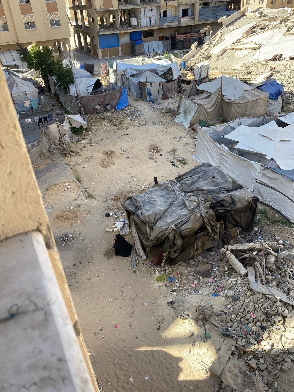 Widespread destruction and temporary shelters documented in Khan Yunis
