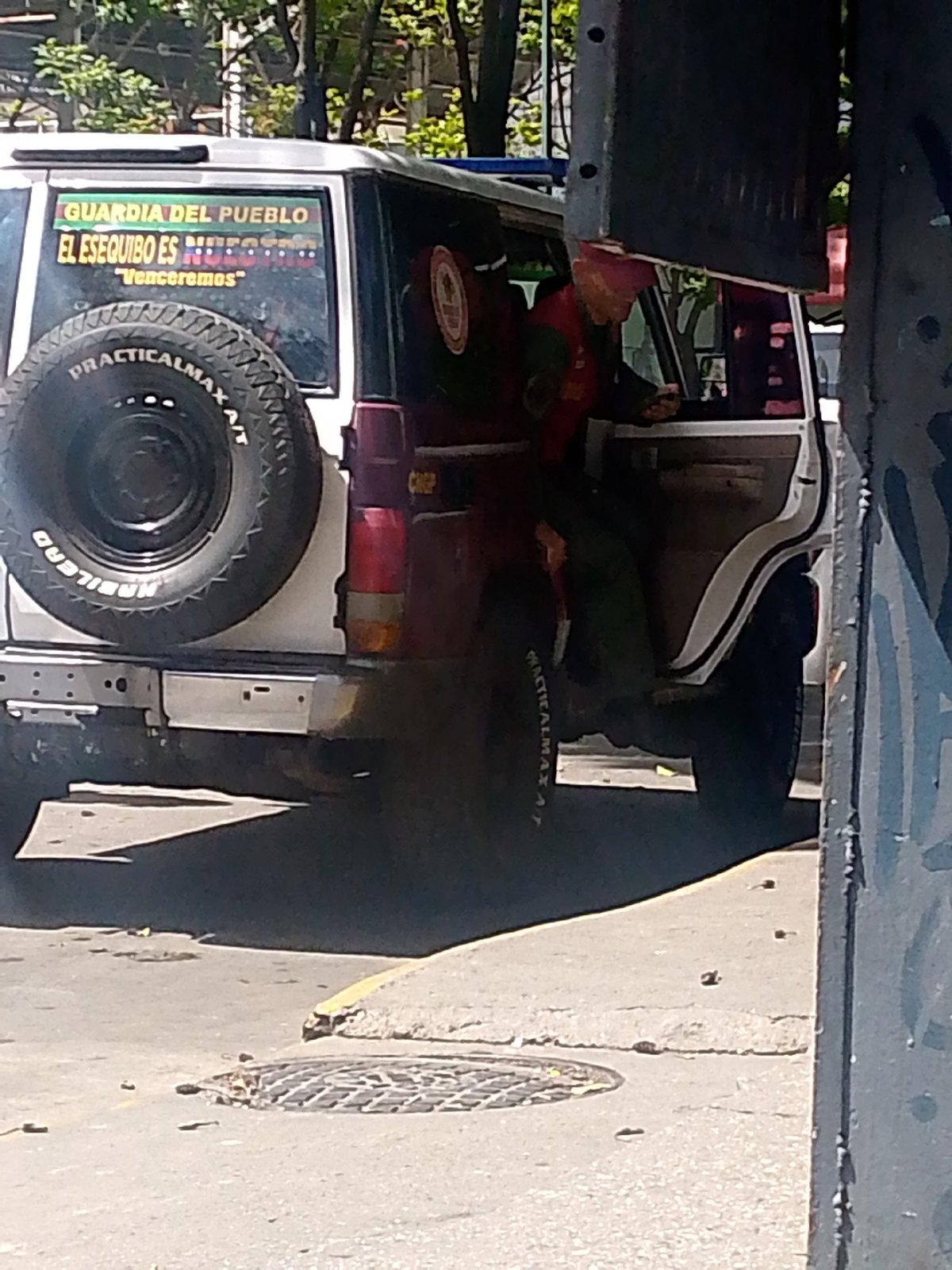 Government vehicle, urban scenes documented across Caracas neighborhoods
