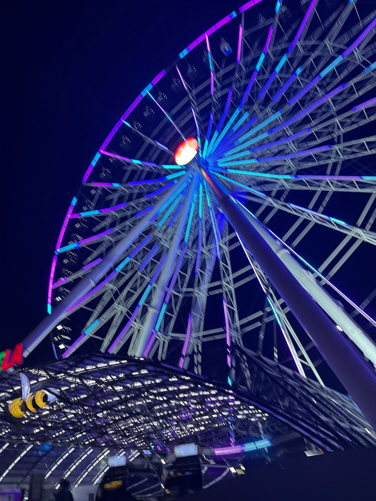 Illuminated Ferris wheel lights up Puebla night sky