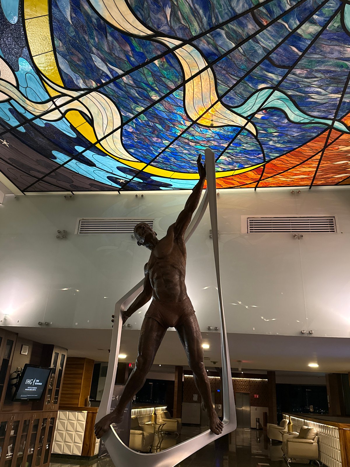Bronze gymnast sculpture spotted in Querétaro hotel interior