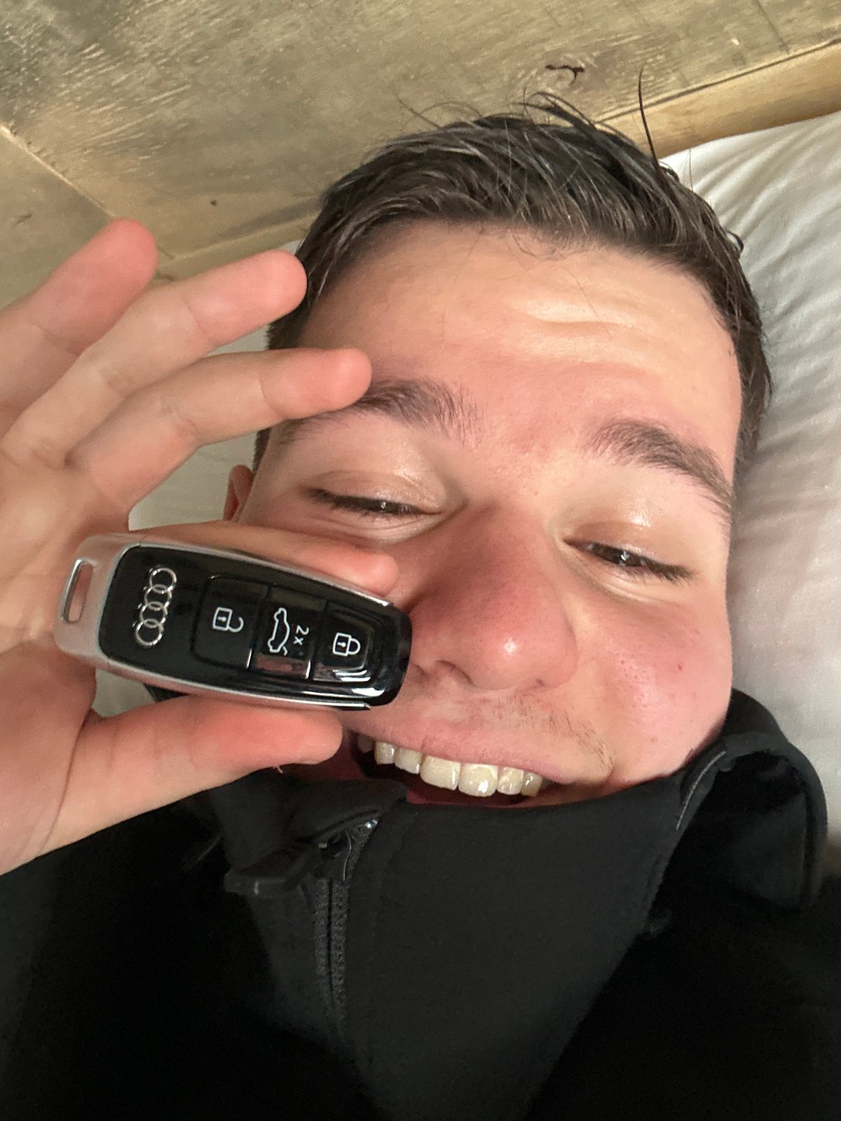 Man with Audi key photographed on bed in Pamporovo